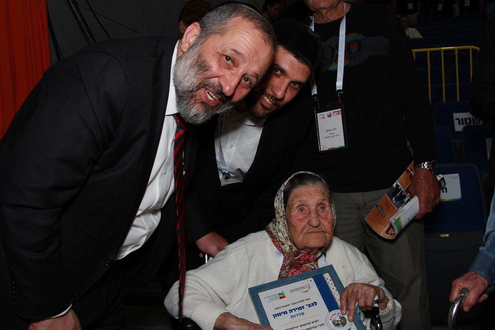 הגב' זמירה מימון, משדרות, מקבלת אות מהשר דרעי. צילום: בני אלבז, פטריק מזוז)